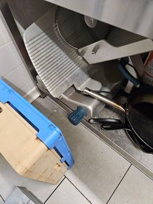 une casserole posée par terre à côté d'une cuisinière