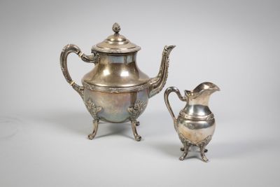 une image représentant une théière en argent et une théière en argent