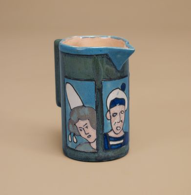 une tasse sur laquelle sont représentés un homme et une femme