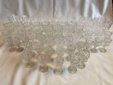 une photo d'un plateau en verre sur lequel sont disposés de nombreux verres