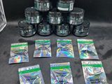 une pile de sachets de cannabis posée sur une table