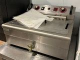 une image d'une friteuse commerciale dans une cuisine