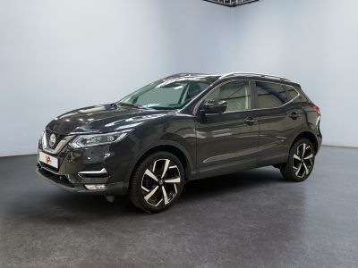 une Nissan QX-V grise garée dans un showroom