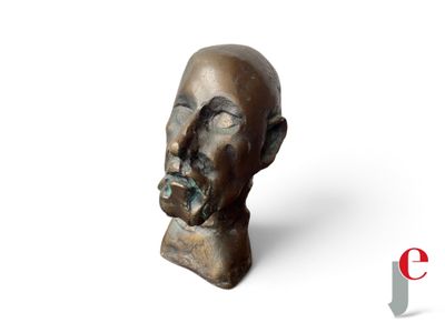 une image représentant une sculpture en bronze représentant la tête d'un homme, sur fond blanc