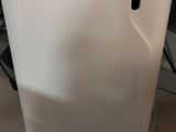 un réfrigérateur blanc posé à même le sol