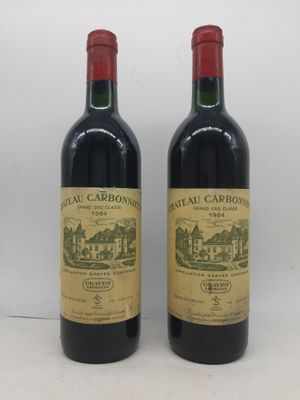deux bouteilles de vin rouge posées l'une à côté de l'autre sur une table