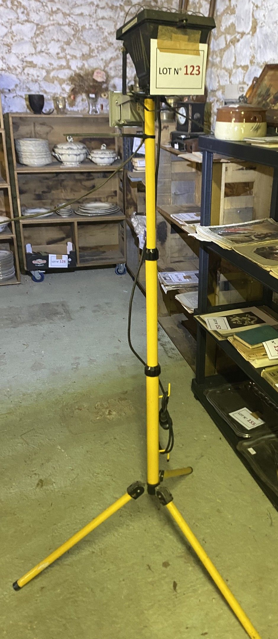 Halogène sur piétement tripode, dit d’atelier, à deux spots et en l’état d’usage.
