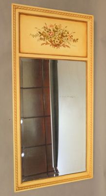 Trumeau en bois peint, garni d'un miroir biseauté.