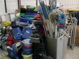 un tas d'objets divers dans un entrepôt