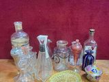 une table sur laquelle se trouvent de nombreux objets en verre