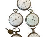 quatre types différents de montres de poche empilées les unes sur les autres