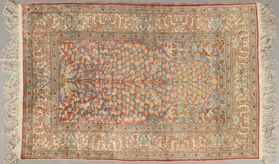 un tapis oriental à motifs floraux et franges