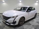 la voiture blanche est garée sur le sol à carreaux d'une pièce