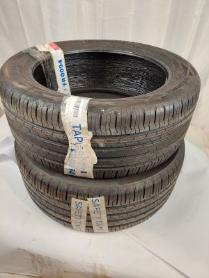 trois pneus empilés les uns sur les autres sur une surface blanche