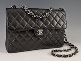 Sac à bandoulière Chanel en cuir matelassé noir avec bandoulière en chaîne