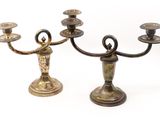 une paire de chandeliers anciens en laiton sur fond blanc