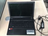 un ordinateur portable posé sur un bureau avec un chargeur