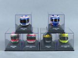 six casques différents exposés dans une vitrine