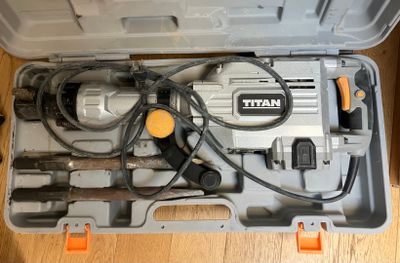 un outil dans une boîte à outils posée sur un plancher en bois