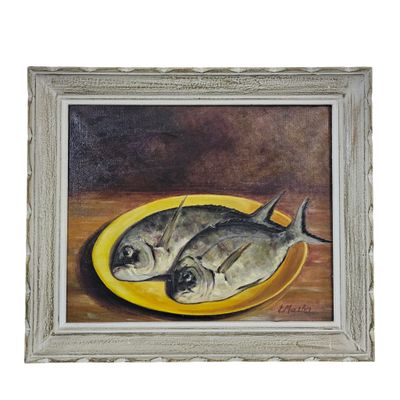une peinture à l'huile représentant deux poissons posés sur une assiette jaune, posée sur une table