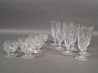 un ensemble de verres à vin posés sur une table