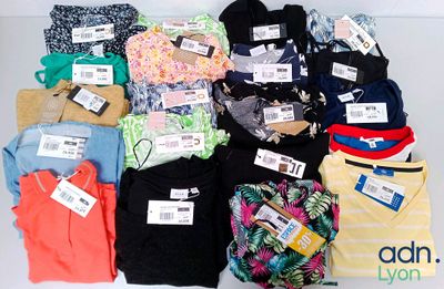 beaucoup de vêtements posés sur une table