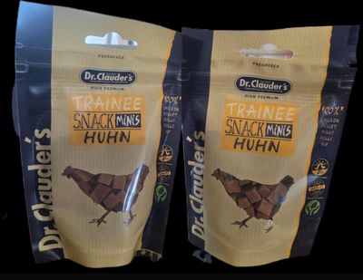 deux sachets de friandises pour chien posés sur une table
