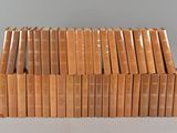 plusieurs livres empilés sur une table
