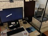 un bureau équipé d'un écran d'ordinateur et d'un clavier