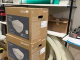une pile de cartons posée sur une étagère dans une pièce