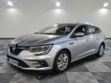 une voiture argentée garée sur le sol en damier d'un garage