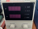 un gros plan d'un appareil électronique posé sur une table