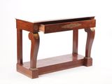 une table en bois avec un tiroir en dessous, sur fond blanc
