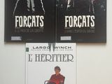 trois livres posés sur une table