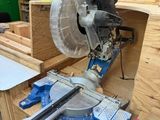 une photo d'une scie circulaire posée sur un établi dans un atelier