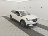 la voiture blanche est garée dans le garage sur le sol en damier