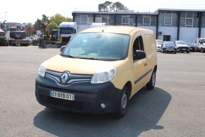 une petite camionnette jaune garée dans un parking
