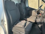 l'intérieur d'une camionnette, avec la porte ouverte et le siège passager rabattu