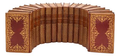 plusieurs livres sont empilés sur une surface blanche