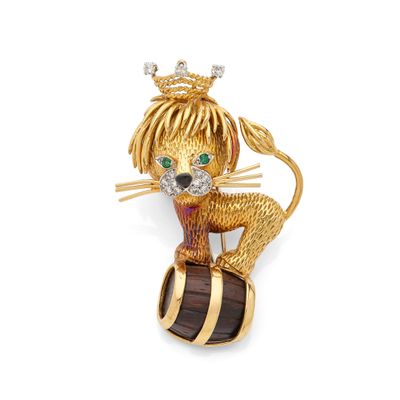 une image représentant une broche en forme de lion, en or et diamants, sur fond blanc