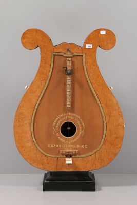 un instrument en bois exposé sur une table