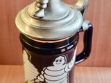 une tasse marron et blanche sur laquelle figure un personnage de dessin animé