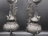 paire de vases anciens en métal argenté, ornés de têtes de cygne, sur socles