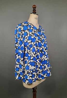 un chemisier à fleurs bleu et blanc sur un mannequin