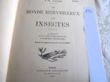 un livre ouvert posé sur un lit, avec une feuille de papier dessus