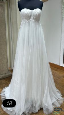 robe de mariée exposée sur un mannequin dans une boutique de mariage