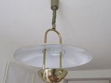 une lampe suspendue au plafond de la pièce