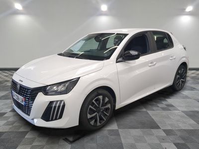 une voiture blanche garée sur un sol en damier dans un garage
