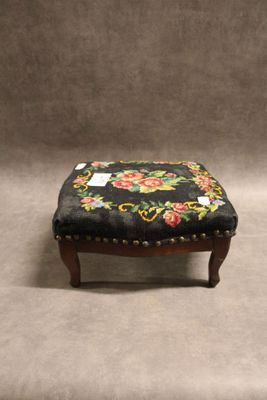 une image représentant un petit repose-pieds orné d'un motif floral