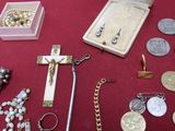 beaucoup de bijoux posés sur une table recouverte d'une nappe rouge